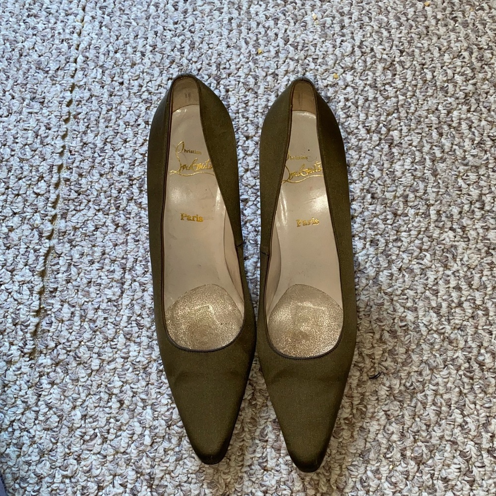 Vero Cuoio pointed toe red bottoms